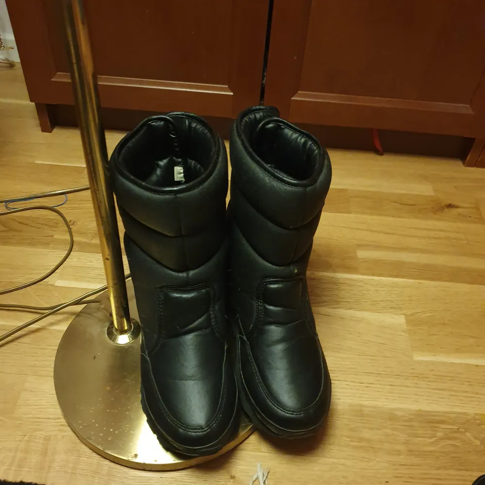 En vintage sexy och stylig partner boots. Användade bara en dag .Bra till vinter och snow. Mycket varmt. passar 35_39.finns fler bilder. Kostar 450. Skor.