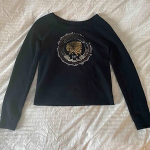  - Jätteskön collage tröja från Abercrombie and Fitch i storlek S. 