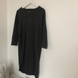 Klänning! - En mörkgrå finstickad klänning från Vero Moda. Storlek Xs slutar strax över knäna. Är en dragkedja på baksidan vid ryggen som syns på bild 3. Aldrig använd och lappar finns kvar. Säljer för 100kr + frakt!