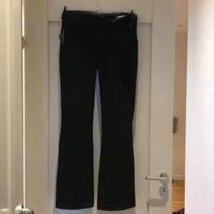 Svarta skidbyxor strl S - Svarta lite tunnare tajta skidbyxor från cross sportswear. Strorlek S, använda en vecka, fint skick. Säljer pga för små, nypris 1200kr. 500kr eller bud. frakt 88kr.