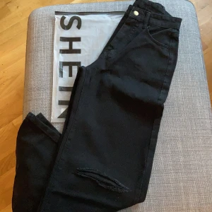 Svarta bagge jeans - En helt ny jeans byxa från SHEIN, aldrig använd i storlek xs, säljer pga råka köpa en för mycket