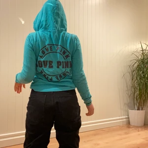Munkjacka från PINK, Victoria secret - Tunn munkjacka från PINK av Victoria secret. Tröjan är i storlek XS. Jag är storlekar S för referens. Köpt in london under bodymist-perioden och sparsamt använd. 155kr +frakt🥰 fler bilder kan fixas😘😛🥳🤩
