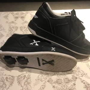 Heelys - Svarta Heelys skick som nya! Storlek 34 Dyra vid inköp.  250kr ev porto tillkommer. 