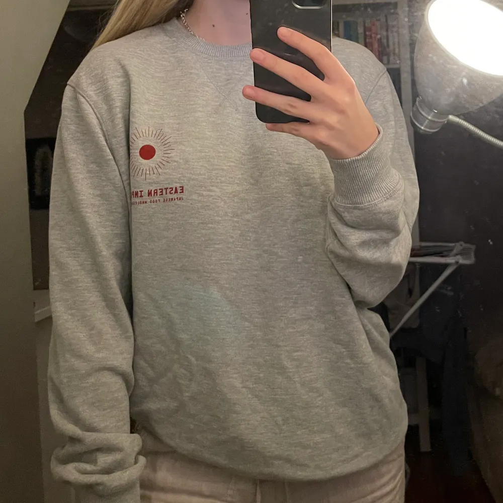 En super snygg lite oversized sweatshirt 💕 har ett snyggt tryck även som ni ser på framsidan 💕 de är storlek m men jag har vanligtvis xs/s och den är lite oversized för mig 💕. Hoodies.