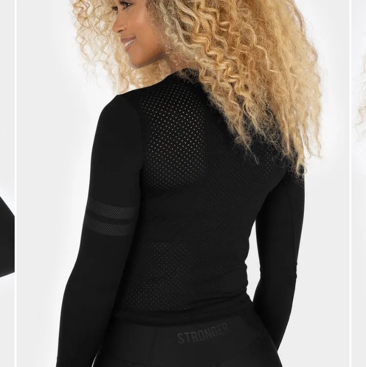 En svart långärmad stronger tröja. Jätte fint skick men används tyvär inte. Köpte för 500kr och säljer för 350kr🖤(pris går att diskudera). Hoodies.