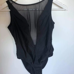 Svart baddräkt med meshdetalj - Svart baddräkt med meshdetalj och djup rygg från American Apparel:)