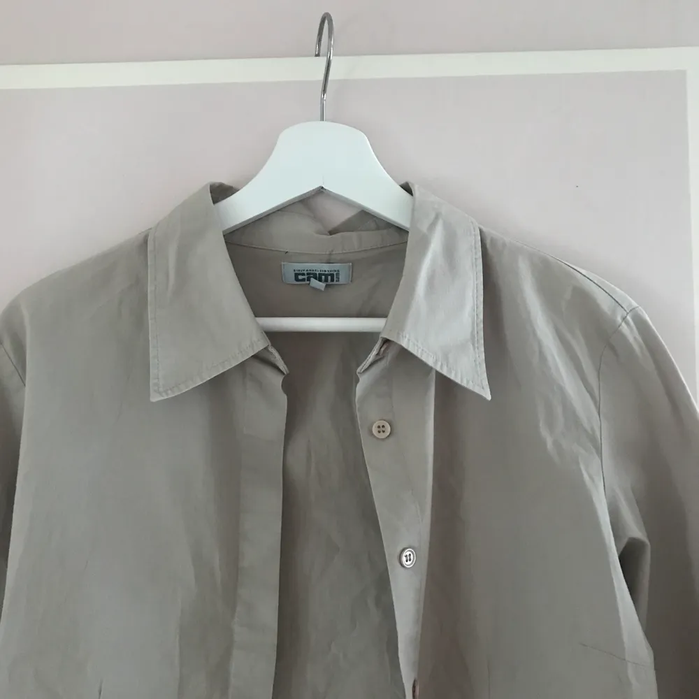 Beige/ljusbrun skjorta i kortare modell:) 80kr eller högstbjudande:). Skjortor.