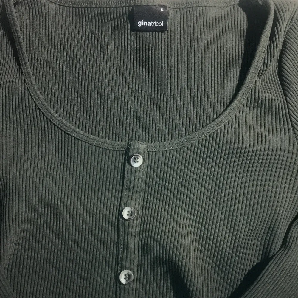 Jättefin grön ribbad tröja med fina knappar från ginatricot. Säljer då den inte kommer till användning. . Tröjor & Koftor.