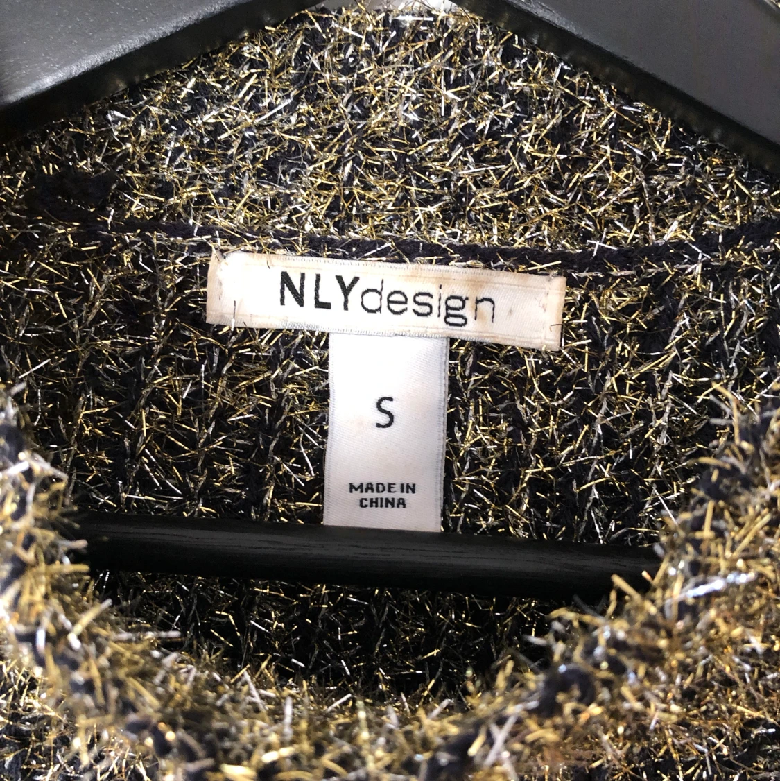 Svart-guld glitter tröja från Nelly - 91