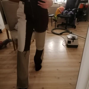 Jeans  - Säljer dessa Jaded London inspirerade jeansen, storlek S men dom är ganska stora. Jag köpte dom här på plick men dom var för stora på mig som vanligtvis har XS. 250kr + frakt, vid mycket intresse blir de bud