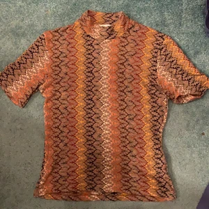 Vintage Gina Tricot Polo-Tee - Väldigt gammal tröja från Gina Tricot, svag polo & fint mönster. Buda 🌸