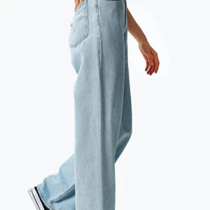 Levi’s High Loose Jeans - Fina populära Levi’s jeans i en fin och tvättad ljusblå färg. Använda endast ett fåtal gånger (så gott som nya), då de är alldeles för korta på mig som är 179 cm. Frakt är inräknat i priset, priset kan diskuteras. Det är bara att skriva om någon har frågor💛💕              Ny pris: 1249 kr.                                                             