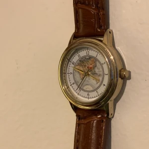 Klocka (ur funktion) - Supersöt klocka (som dessvärre stannat), i fint skick utöver batteriet då. 