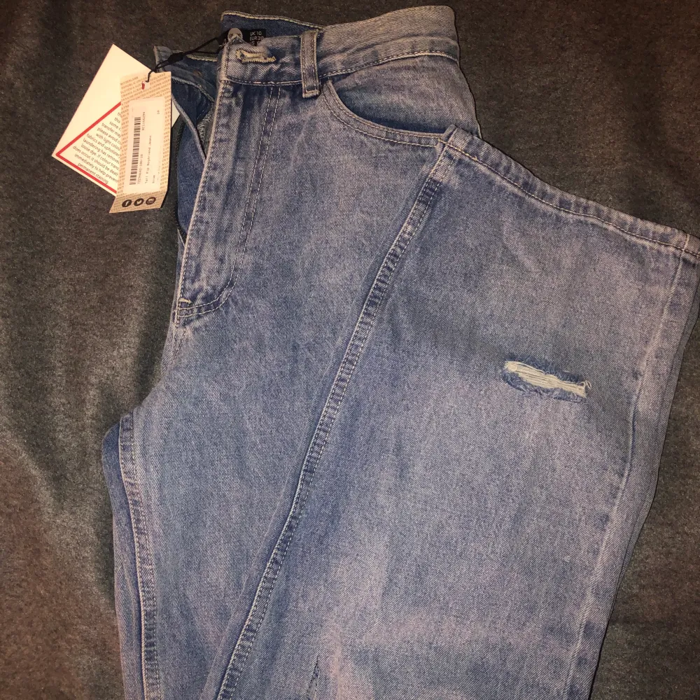 Boyfriend jeans med slitningar. Helt oanvända köpta för 300 kr. . Jeans & Byxor.