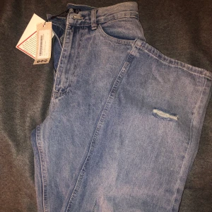 Boyfriend jeans  - Boyfriend jeans med slitningar. Helt oanvända köpta för 300 kr. 