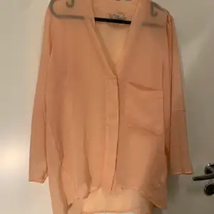 Skitsnygg orange genomskinlig skjorta, med ett linne under och skjortan instoppad i byxorna är den skit snygg :) Ett riktigt sommarplagg 🌞 storlek 34. Köpare står för frakt skickas spårbart 63kr eller möts upp i Malmö, startbud 15kr 