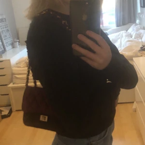 Röd sammets väska  - Vinröd sammets väska med guldiga detaljer, som är mycket fint skick och endast använd ett fåtal gånger. Går att ha på axeln som på bilden, men även kors över bröstet! Perfekt längd & hänger fint, men kommer tyvärr inte till användning! Priset är inklusive frakt 