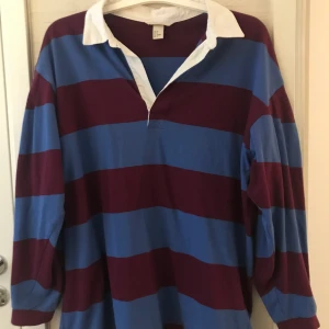 Oversize tröja  - Supersöt tröja!! Har ingen bild när jag själv har på mig den men här är en bild på när Hyuna framträder i en likadan 💜💙