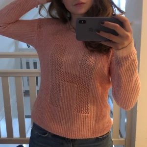 Stickad tröja  - Så fin stickad tröja som tyvärr inte kommer till användning. Tröjan är från Tommy hilfiger och köptes för 450 kr                                                              Frakt tillkommer✨💕