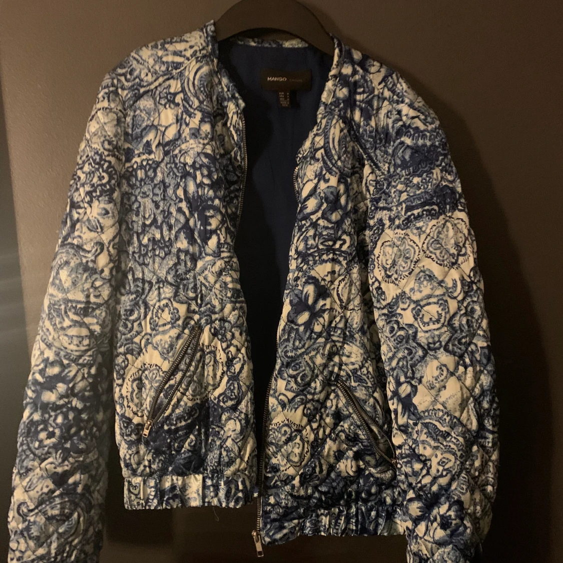 Mönstrad bomberjacka