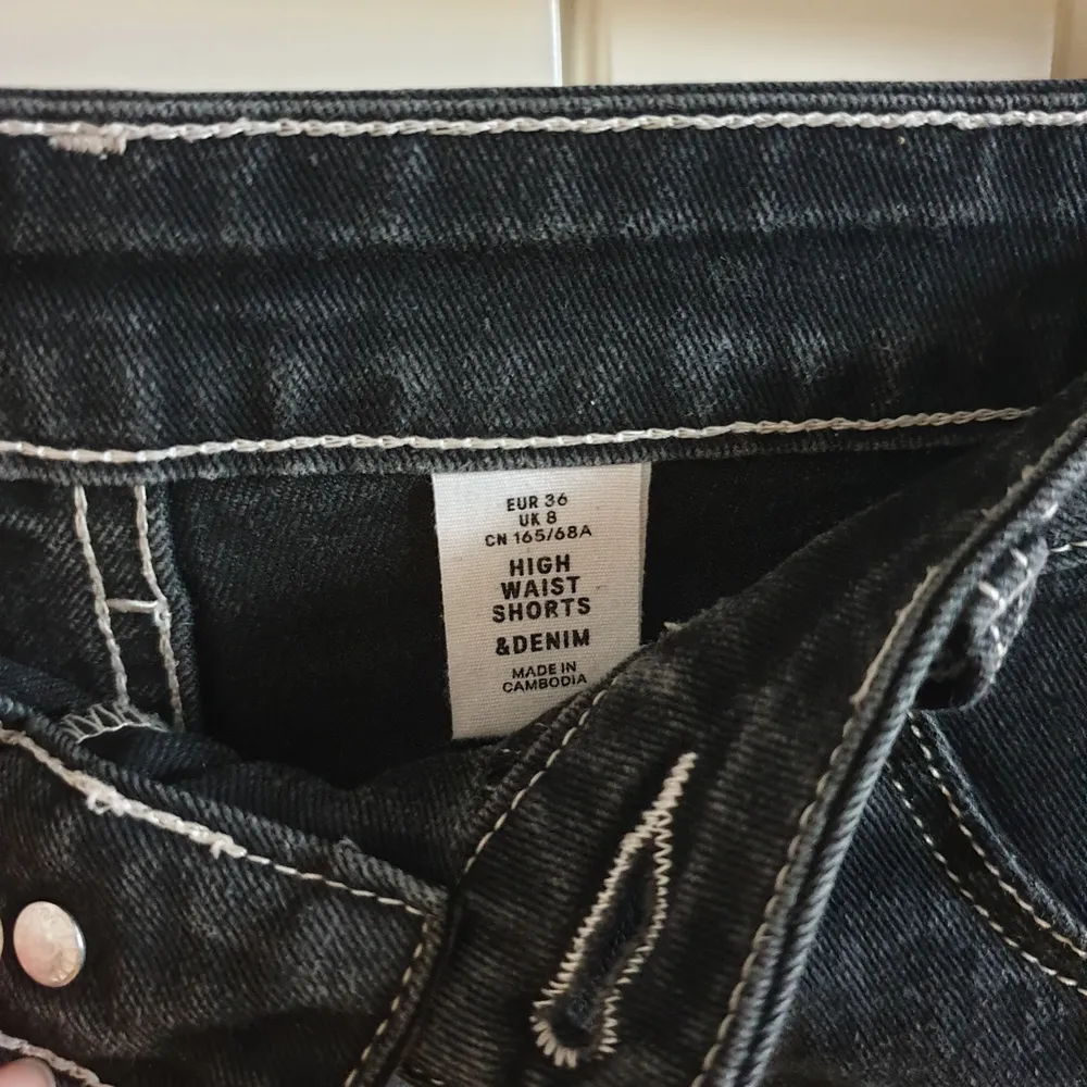 Säljer ett par svarta jeansshorts med vita kontursömmar. Skicka DM för fler bilder eller frågor, priset kan diskuteras. . Shorts.
