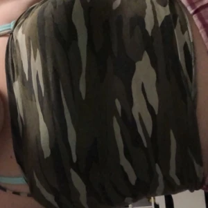 Linne med smala band - Kort linne i militärmönster, smala band. Köpt sommaren 2018 men inget fel på linnet.