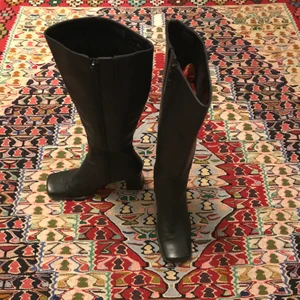 Knähöga boots🌟 - Snyggaste klackarna som tyvärr är för små för mig! Storleken är 38, men skulle säga att de snarare passar en 37a👢 Budgivning i kommentarerna vid stort intresse🌟