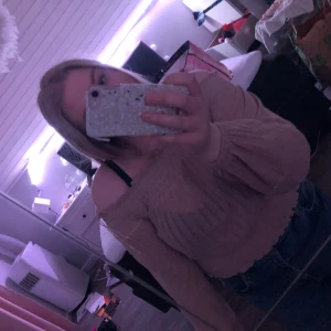 Topp - Rosa glittrig off-shoulder topp från bik bok i stl M. Helt ny med lapparna kvar. Nypris 199kr.