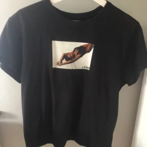 Superfin tröja med tryck, från stay - Svart t-shirt med tryck på en kvinna i baddräkt. Använd men bra skick. Köpt på carlings. Märket är /stay 