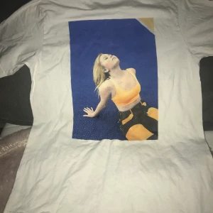 Tröja - Här säljer jag en Lisa ajax tröja andvänd 2 gånger å hennes autograf e på backsidan 