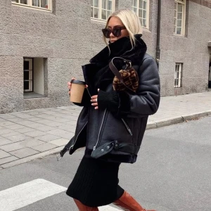 Jacka från nakd - Super snygg jacka från nakd som tyvärr inte kommer till användning, bra skick, strl 32 men passar även mig som brukar ha 38. Nypris 1000kr. (Köparen står för frakt)