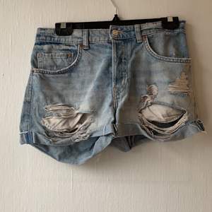 Sluta ljusblåa jeans shorts från h&m. Ordinarepris 199kr säljes för 20kr+frakt. Storlek 36