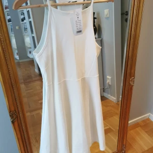 Klänning Gina Tricot - Vit helt oanvänd sommarklänning från Gina Tricot. Prislappen kvar. Strl. 38