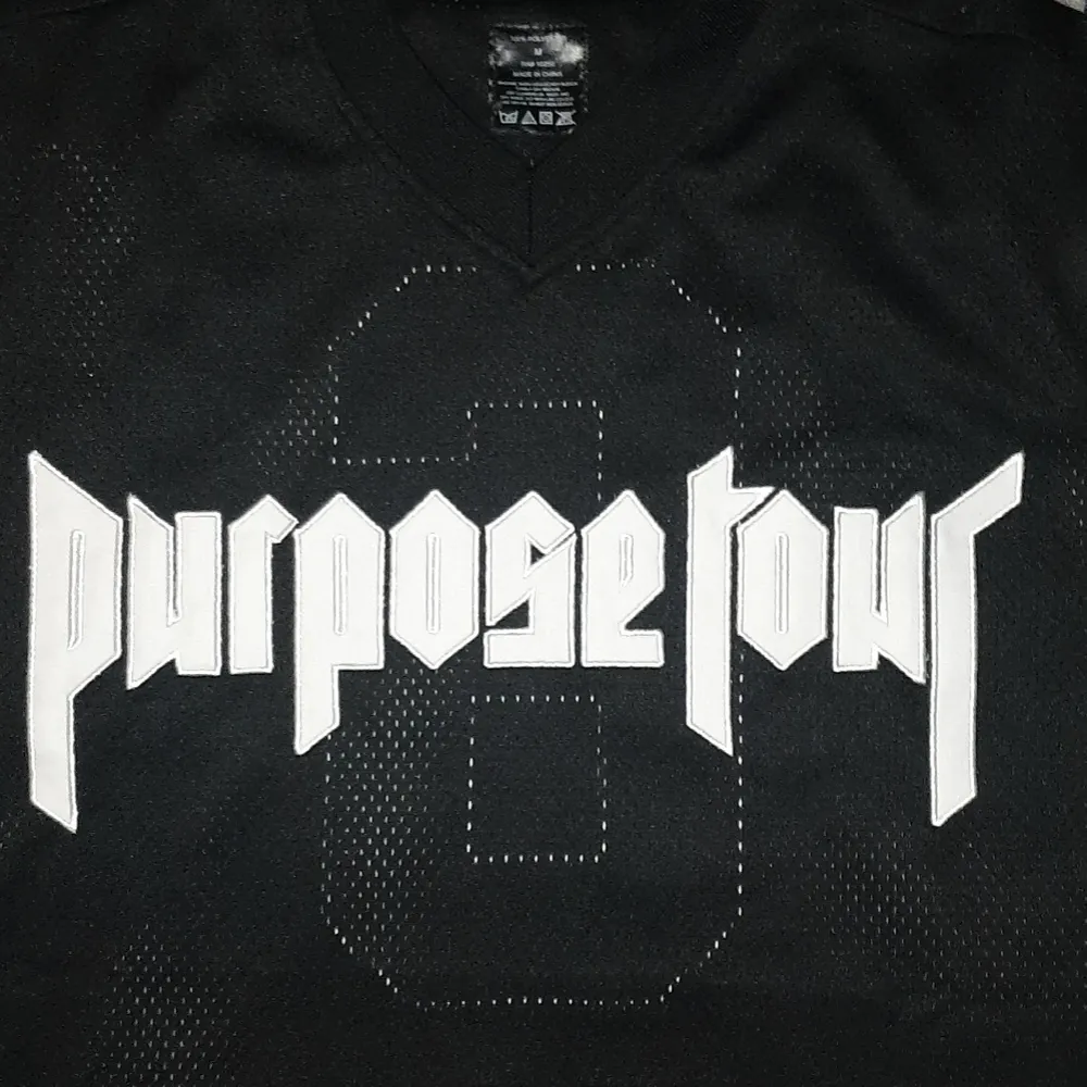 En purpose tour t-shirt i nät material. Köpt på dpop för länge sen. Knappt använd. Fick den helt ny. Är i medium men mer som en Large . T-shirts.