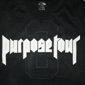 Purpose tour t-shirt i nätmaterial, strl medium - En purpose tour t-shirt i nät material. Köpt på dpop för länge sen. Knappt använd. Fick den helt ny. Är i medium men mer som en Large 