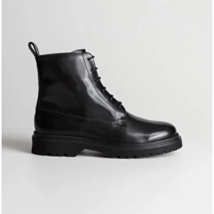 Lace up leather boots - Lace up leather boots från &other stories. Köpta för 1450kr. Har använt dem en gång, men säljer pga att jag inte haft någon användning för dem. Väldigt lika dr. Martens. Utgår från 500 men buda gärna om du är intresserad! Kan både mötas upp i Stockholm samt frakta! Bild på mina kan fixas vid seriöst intresse. 