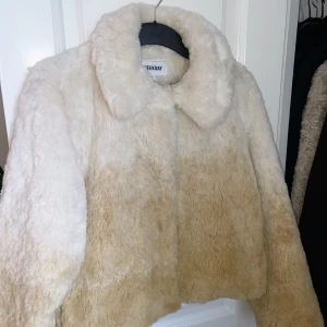 Weekday faux fur jacka ombre  - Fuskpälsjacka från Weekday i storlek S. Använd 1-2 gånger, så gott som nyskick. Säljes pga att den inte används. 