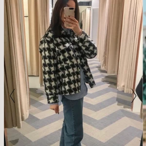 Rutig jacka NA-KD - En svart/vit rutig jacka från NA-KD i storlek 40. Aldrig använd med prislapp kvar. Ordinarie pris 799 kr. 