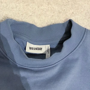 Blå sweatshirt  - Säljer min fina blåa sweatshirt ifrån Weekday💞