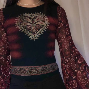 Unik top - Står storlek S men jag hade sagt XS snarare. Coola ärmar och schyssta detaljer! Bra skick. Jag är 160 och vanligtvis en xxs/xs