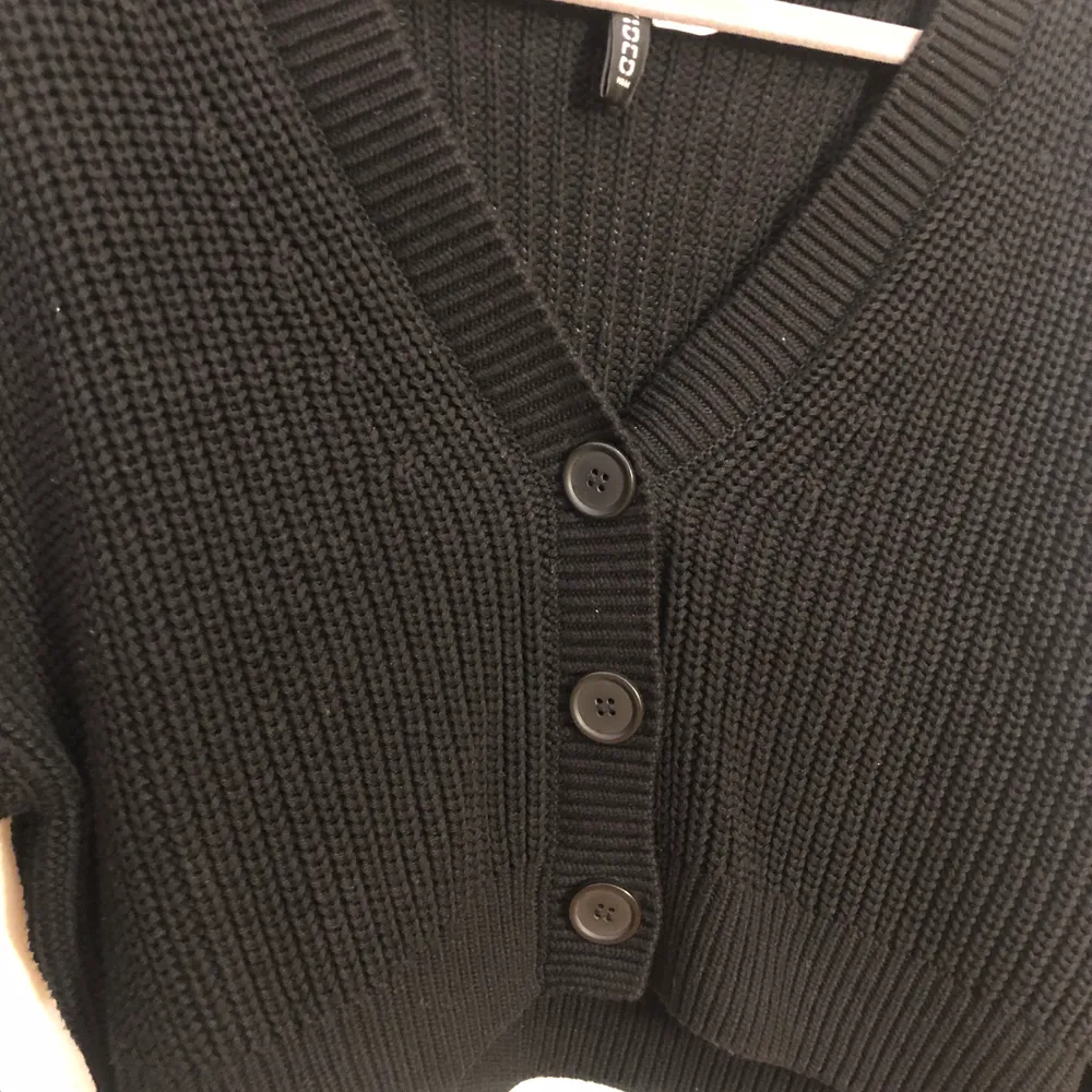 Säljer min svarta stickat tröja som jag aldrig har använt, har endast provat på. Den var lite för liten och kort för mig. Kan mötas up i Stockholm elr frakta men köparen står för frakten . Stickat.