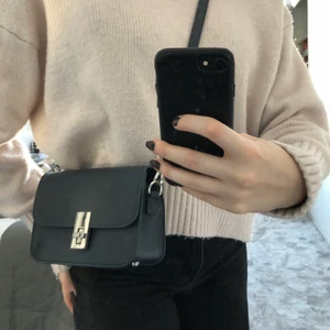 Väska - Mörkblå väska från zara. Ganska liten men rymlig. Har avtagbara axelband, betyder att de går att byta ut. Använd fåtal gånger så är i bra skick. Säljaren står för frakt. Står ej för postnords slarv🤎