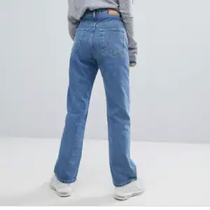 Dessa slutsålda jeans från weekday😝 mina är dock en annan färg än dom på bilden som ni ser