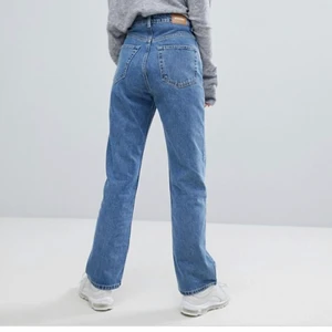 Populära rowe jeans - Dessa slutsålda jeans från weekday😝 mina är dock en annan färg än dom på bilden som ni ser