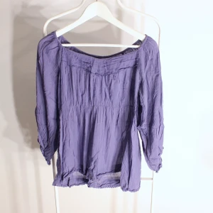 Blus från Lindex - Blus från Lindex i gott skick!                              Storlek: S Direkt pris: 10kr, Skriv buden till mig privat eller kommentera på bilden! Buda med minst 5kr varje gång ✨(Alla bud är välkomna) Köpare står för frakten (Du bestämmer vilket paket så länge det uppfyller vikt och storleks kraven)