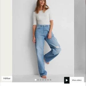 Wide leg jeans - Super snygga vida jeans från NA-KD i stl 32 men passar också stl 34. Endast använda en gång men är uppsydda till mig som är 158 cm dock är de fortfarande lite långa så passar någon som är 160 också. Kan skicka mer bilder vid önskemål. Tar emot swish och köparen står för frakten! 