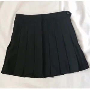 authentic american apparel tennis skirt - äkta original american apparel tennis kjol i svart går ej att få tag på längre! kjolen är I storlek S midjemått passar eu 34-36 bäst 24-25 us (drygt 65-67cm) längden är 38cm. perfekt skick som ny, Köptes för dygt 600kr, buda gärna (rimligt) frakt 45kr ♡