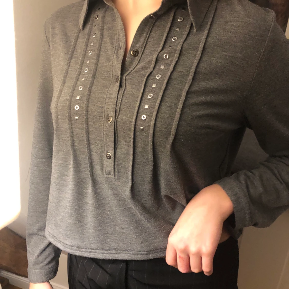 Grå blus med nitar - 91