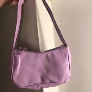 Väska - Söt lila väska. Fick hem den för nån dag sen från shein men tycker inte det är riktigt min stil så säljer den, köpt för 79kr och säljer för 70kr❤️ frakt tillkommer 