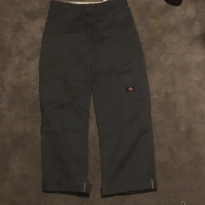 dickies loose fit double knee work pant - Ett par bra dickies byxor, 8/10 i condition. 32/32  skriv till mig för öveiga frågor. Jag tar swish och kontant. kan mötas upp i stockholm